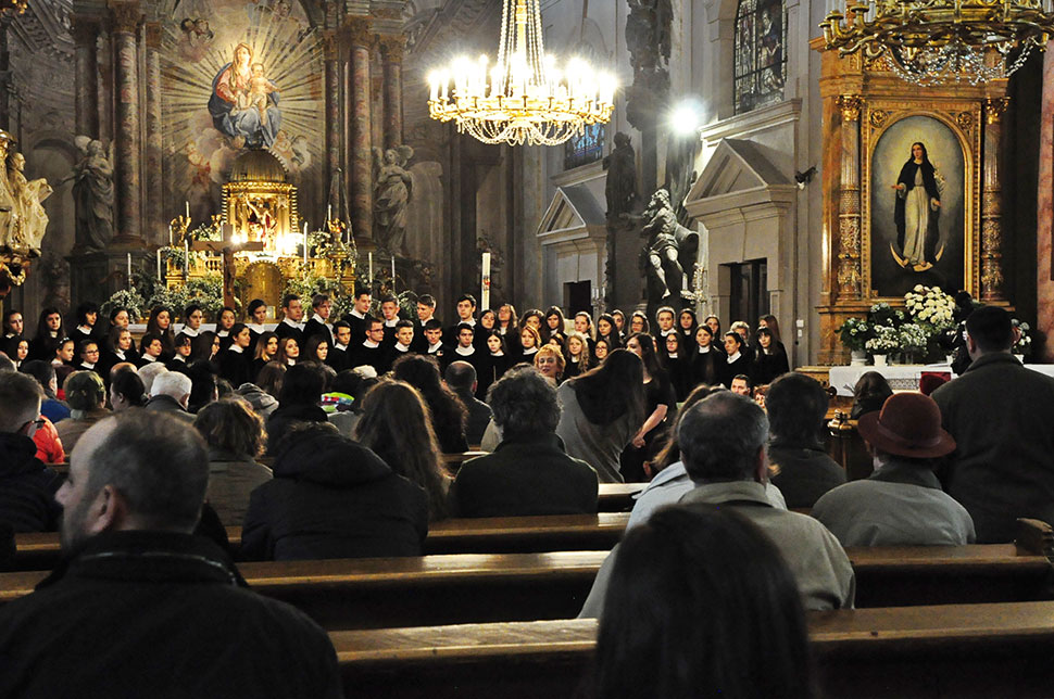 Konzert in einer schön verzierten Kirche