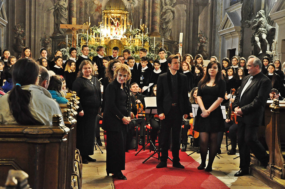 Nach dem Konzert stehen die Organisatoren und Lehrer vor dem Publikum