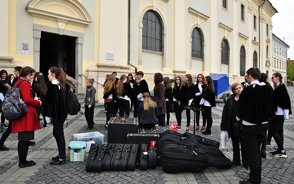 Nach dem Konzert veranschieden sich die Teilnehmer vor der Kirche