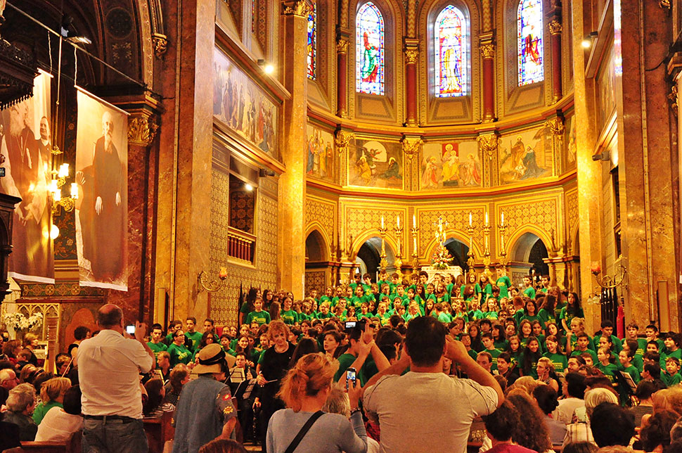 Kinderchor steht vor dem Altar in einer Kathedrale