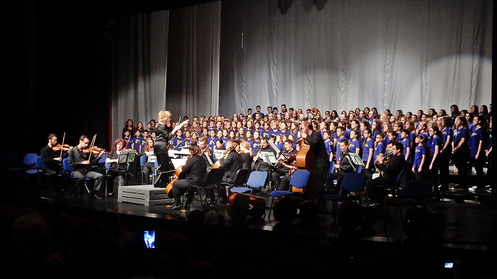 Kinderchor singt auf einer großen Bühne