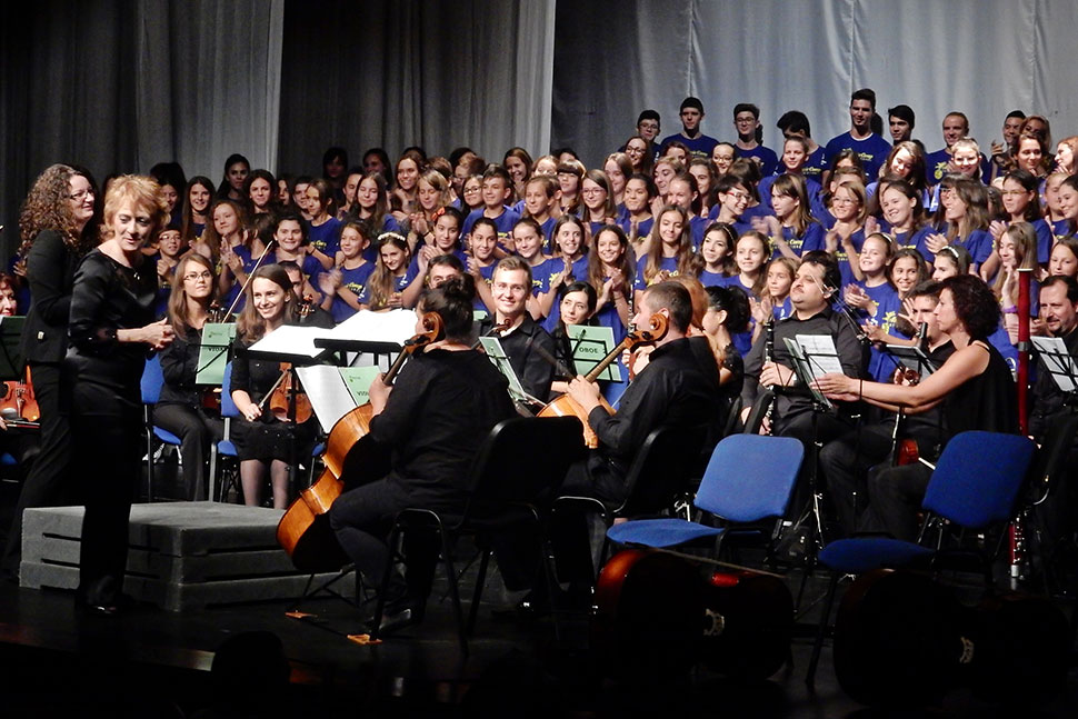 Kinderchor und Orchester nach dem Konzert auf der großen Bühne