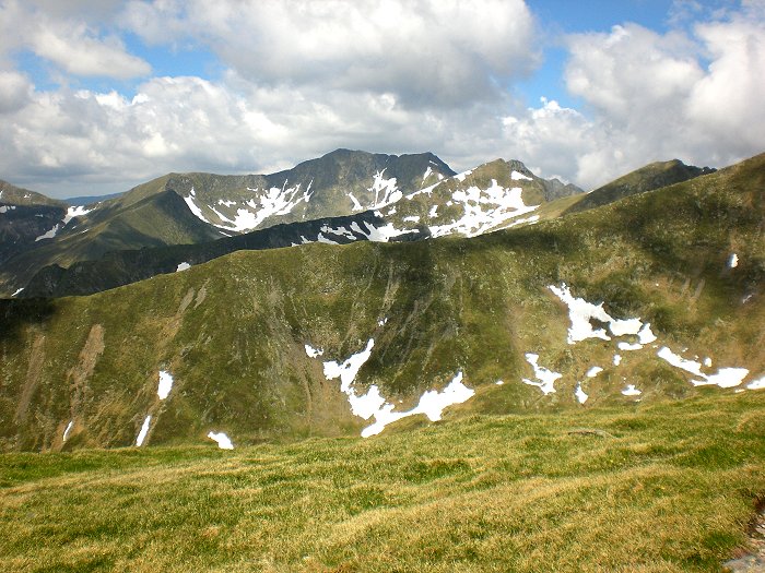 Aussicht auf viele Berggipfel mit vielen Schneefeldern