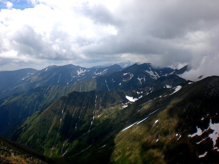 Wolken ziehen über die Gebirgskette