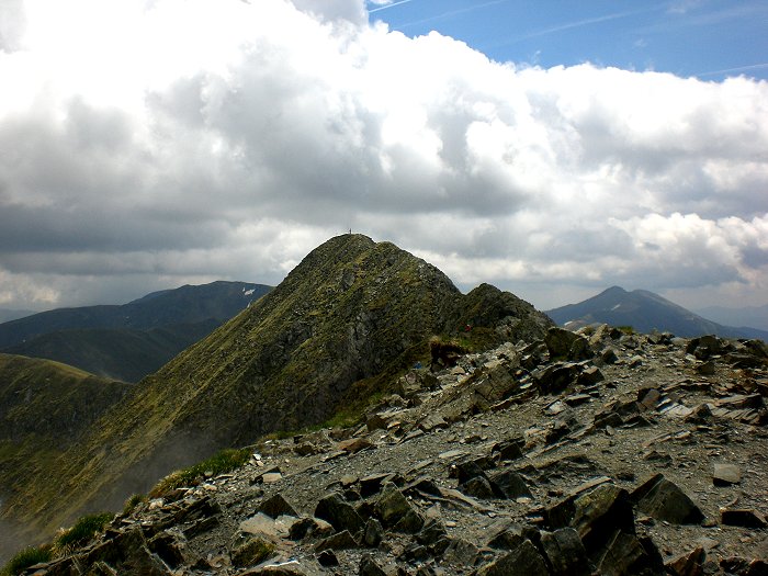 schmaler Gebirgsgrat hinüber zum höchsten Berg Rumäniens