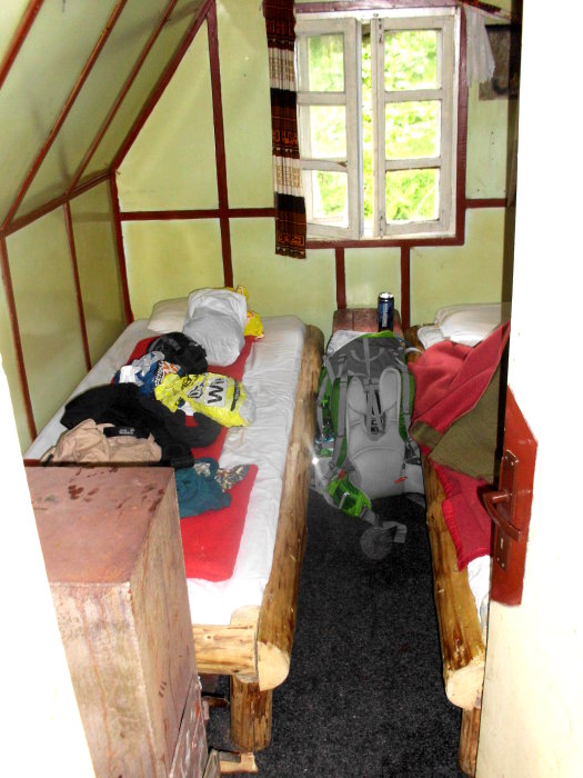 Bett in einem winzigen Cabanazimmer