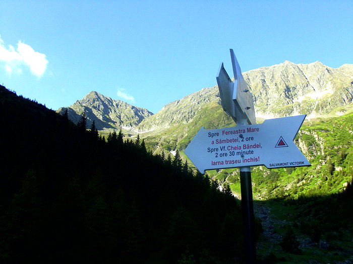 Wegweiser mit Berggrat im Hintergrund