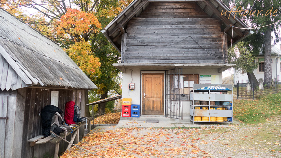 kleines Geschäft mit Holzdach und offenem Absperrgitter