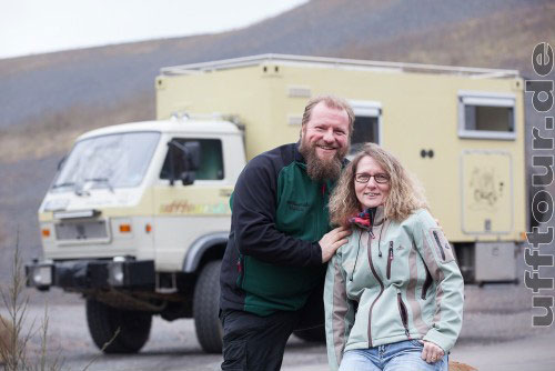 Heike und Markus stehen vor ihrem zum Wohnmobil umgebauten LKW.