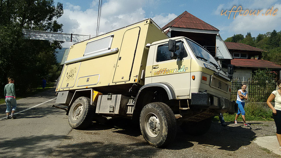 Wohnmobil-LKW steht völlig schief neben der Straße