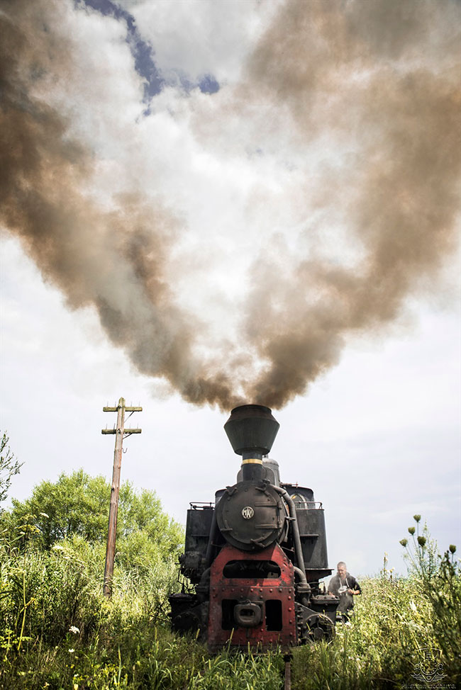 Eine Lok steht im Bild und verdunkelt mit ihrem Rauch den Himmel