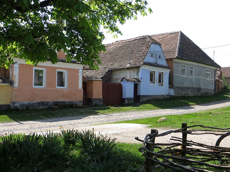 Dorfstraße mit Häußern im Typisch siebenbürgischen Baustil