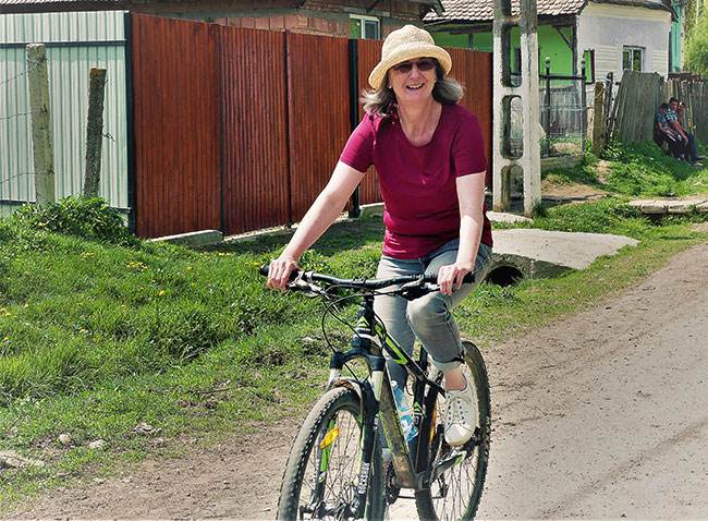 Foto von Aurelia mit Strohhut auf dem Fahrrad