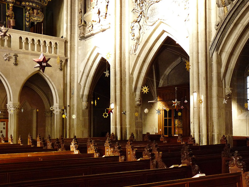 weihnachtlich geschmückte Kirche