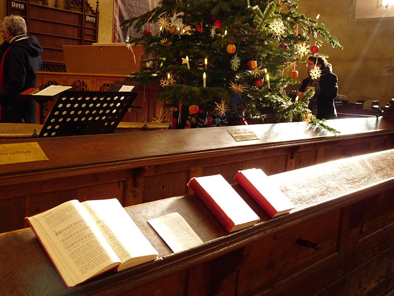 Gesangsbuch in der Kirchenbank