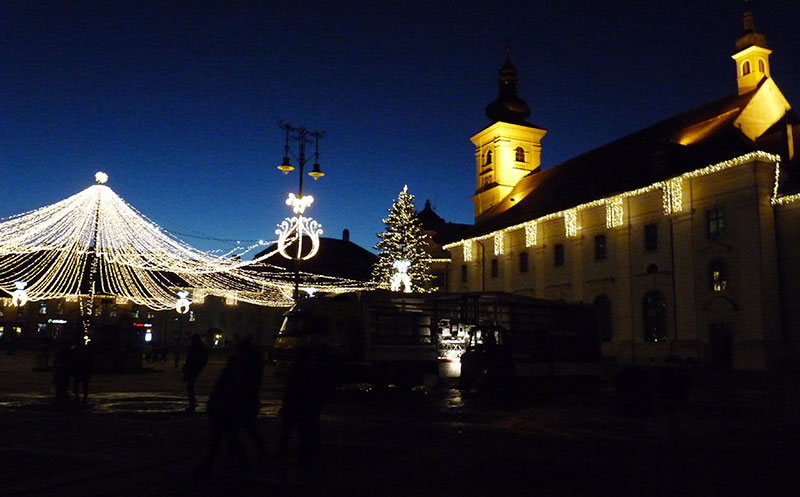 Lichternetz über Weihnachtsmarkt