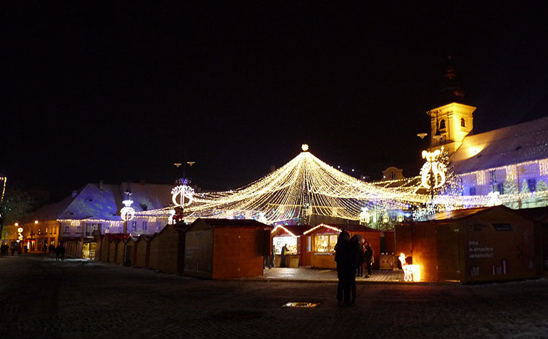 beleuchteter Weihnachtsmarkt