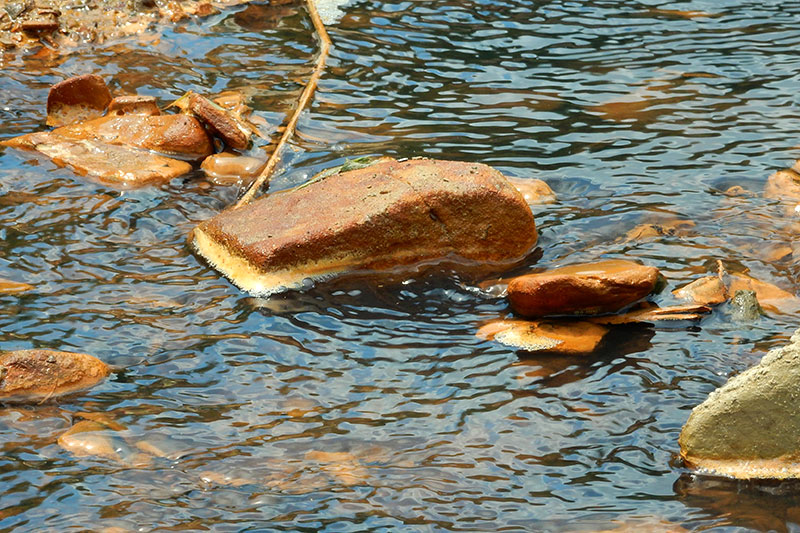 Nahaufnahme mit Steinen im Wasser
