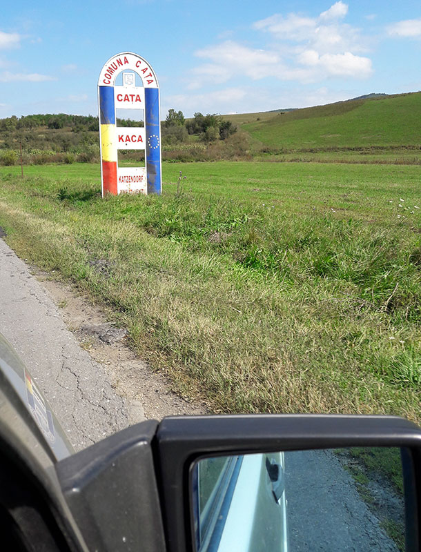 Ortseingangsschild von Katzendorf aus dem Auto fotografiert