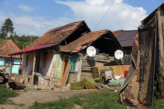 windschiefes ärmliches Haus einer Romafamilie