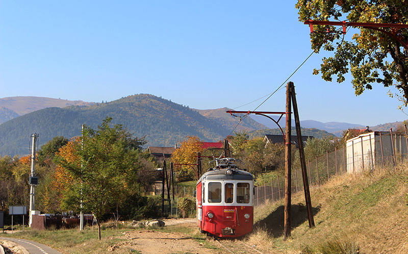 Straßenbahn vor Berglandschaft