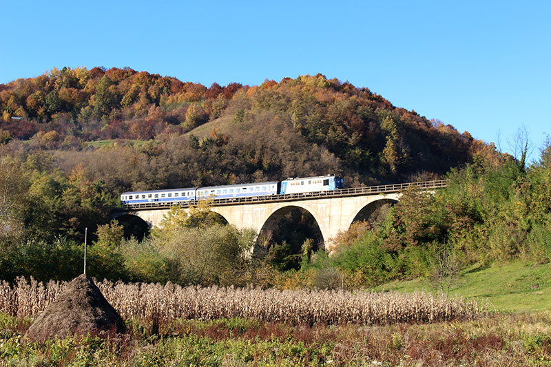 Zug über Brücke