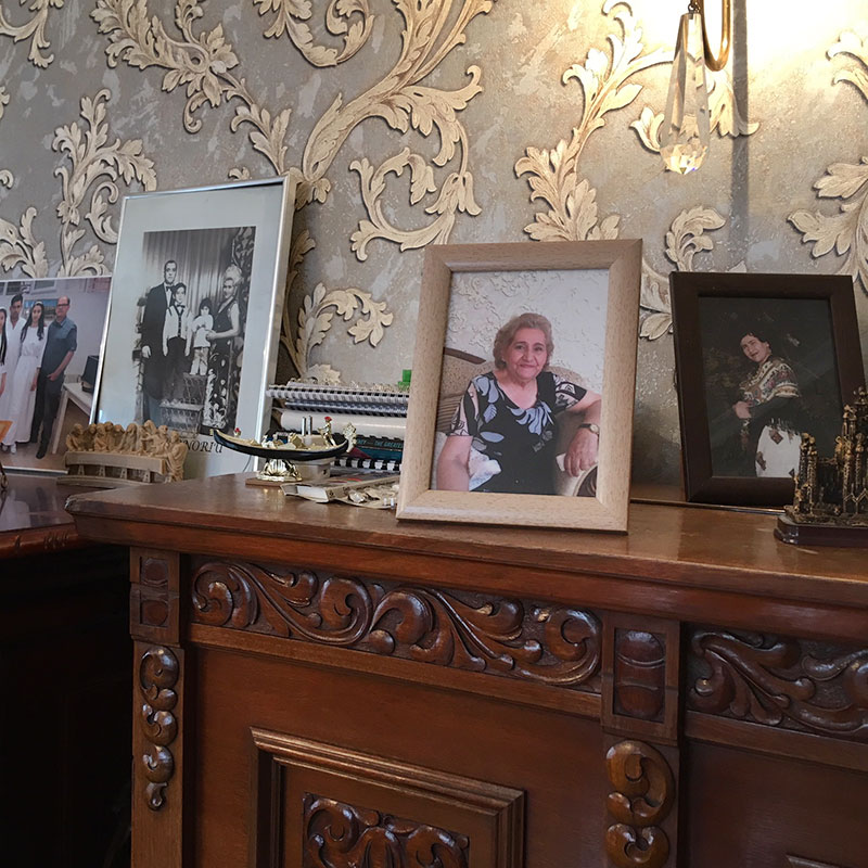 Bilder auf Wohnzimmerschrank