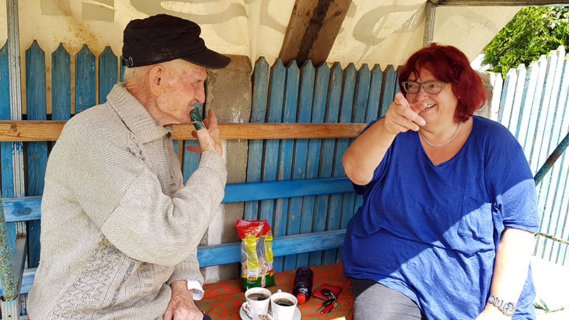 Gudrun mit Mann auf Bank sitzend 2