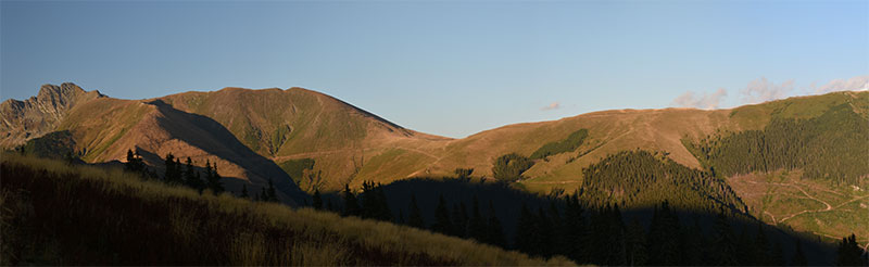 Berge im abendlichen Sonnenlicht