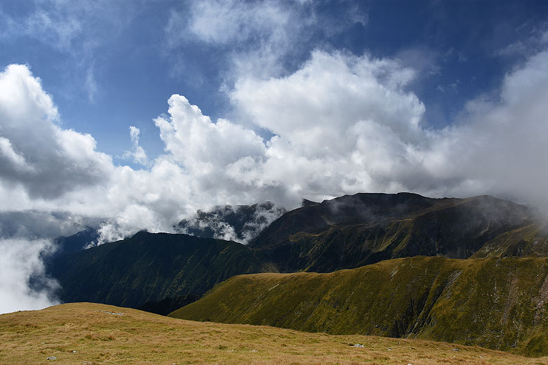 Wolkenverhangene Berggipfel