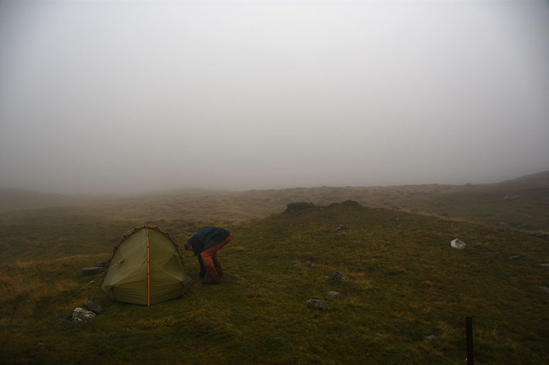 Zeltaufbau im Nebel