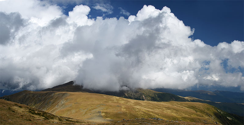 Wolkenverhangene Berge