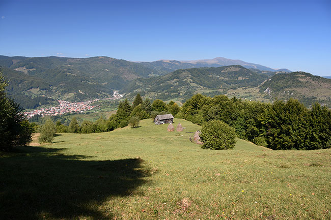 Dorfansicht mit Bergenpanorama