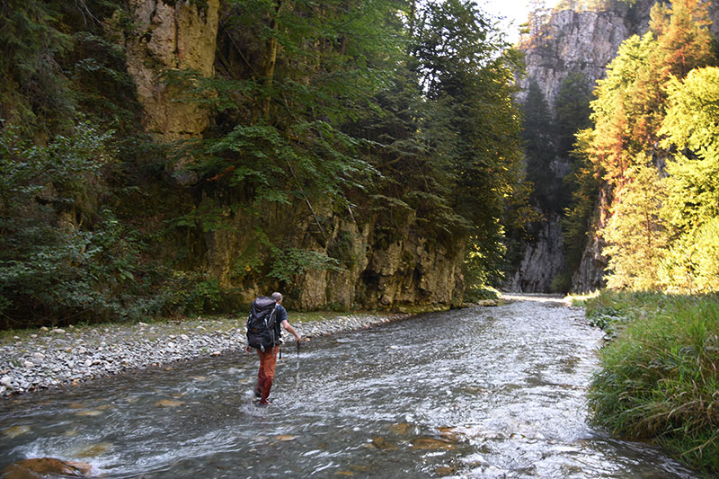 Wanderung durch einen Fluss