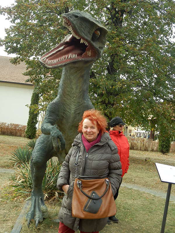 Hella vor kleinerem Dinosaurier