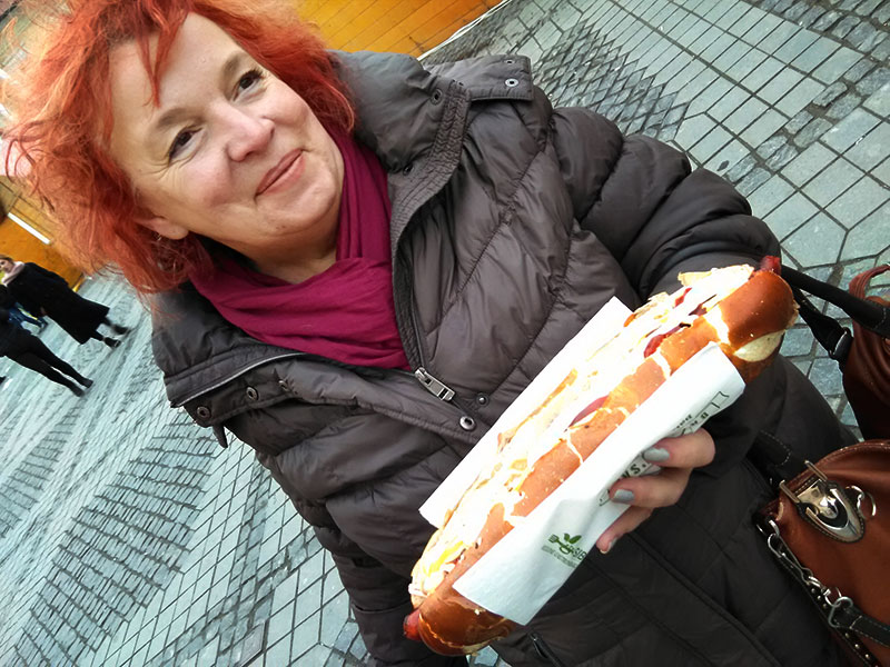 Hella mit einem Hotdog in der Hand