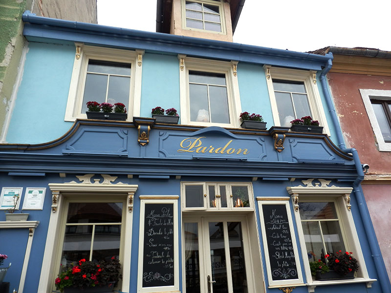 Cafe in einem schön verzierten Haus