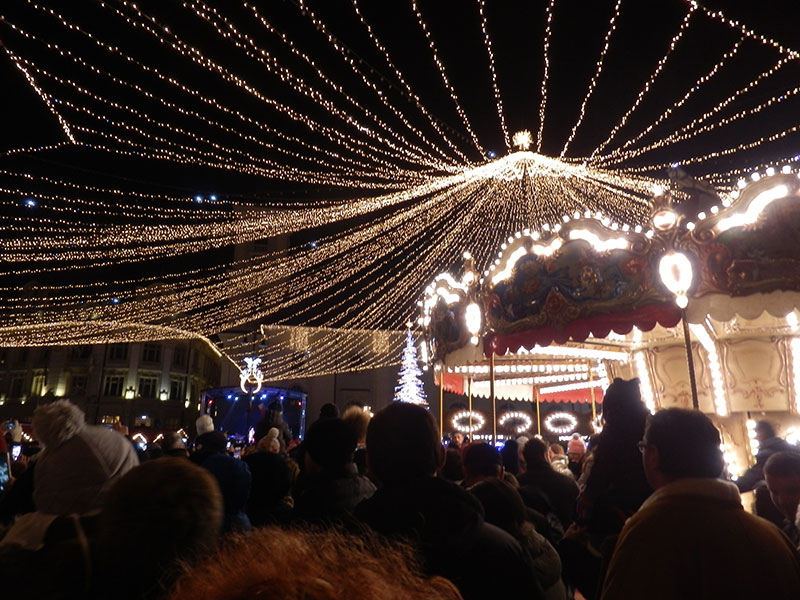 Lichternetz über dem Weihnachtsmarkt