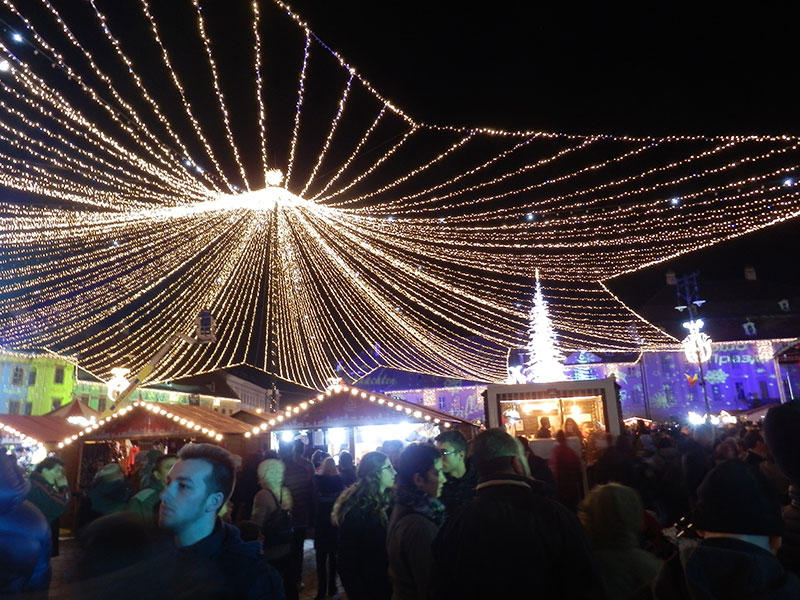 Lichternetz über dem Weihnachtsmarkt