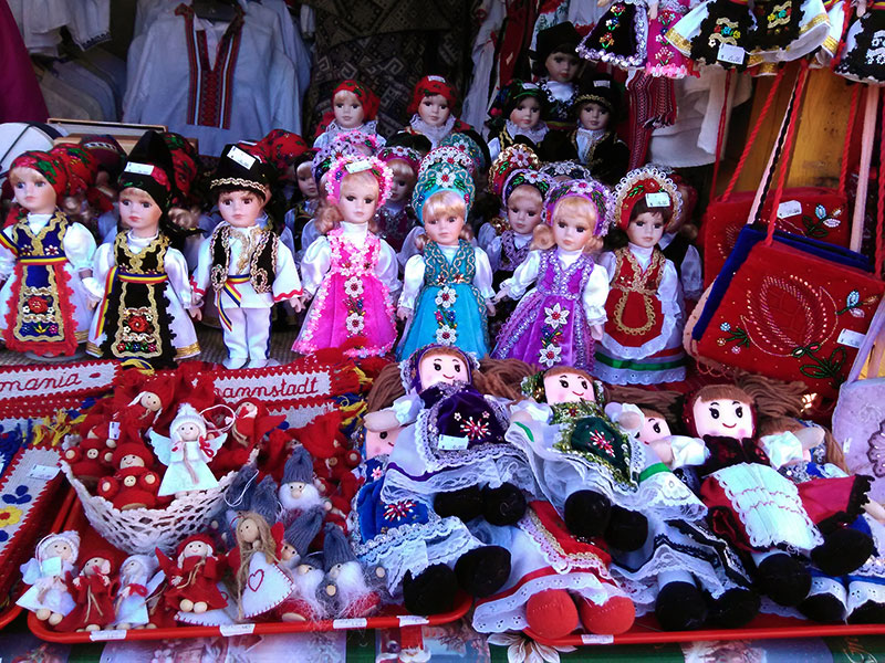 Puppen in einem Verkaufsstand