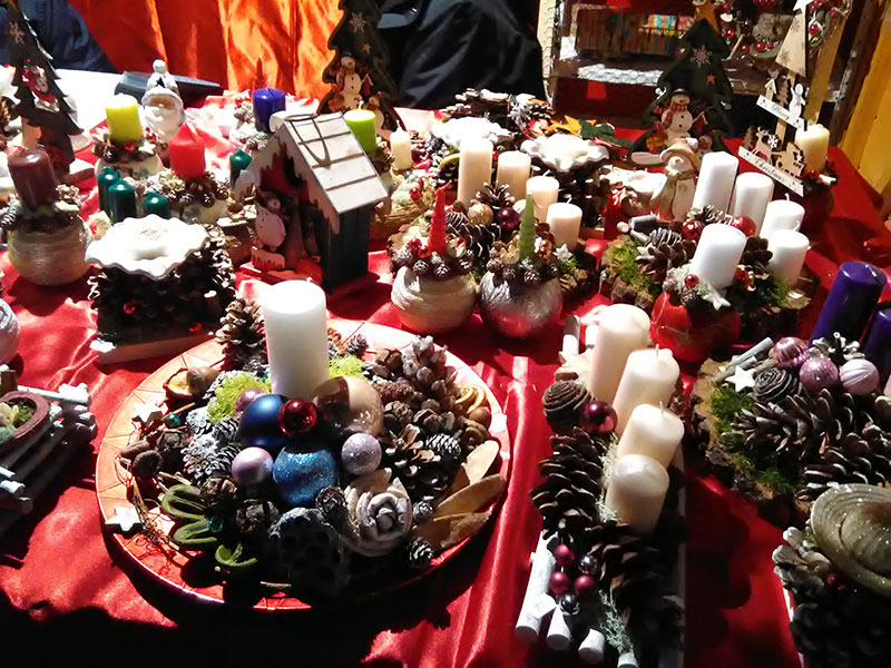 Weihnachtsschmuck und Kerzen in einem Verkaufsstand
