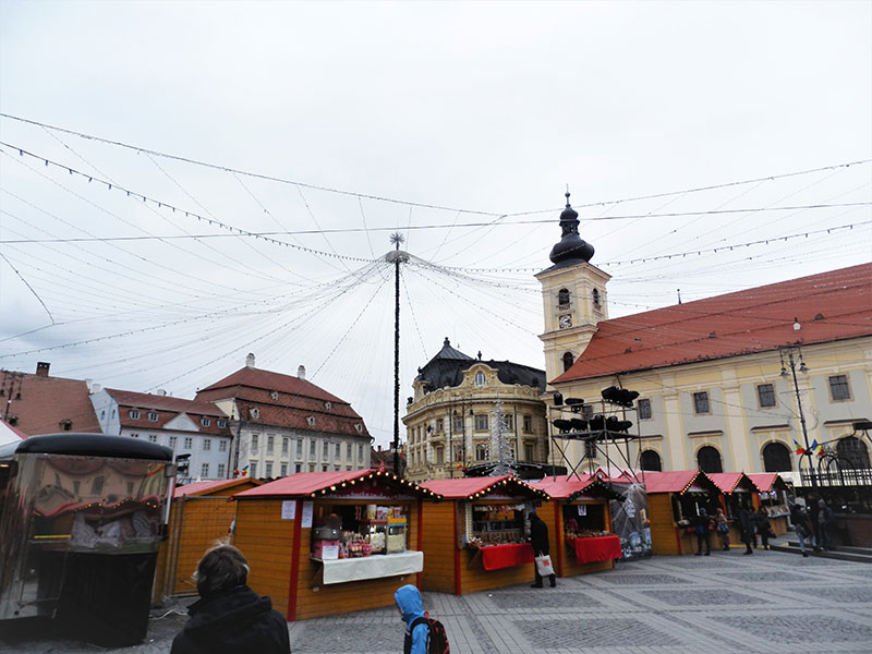 Marktbuden mit Kirche dahinter