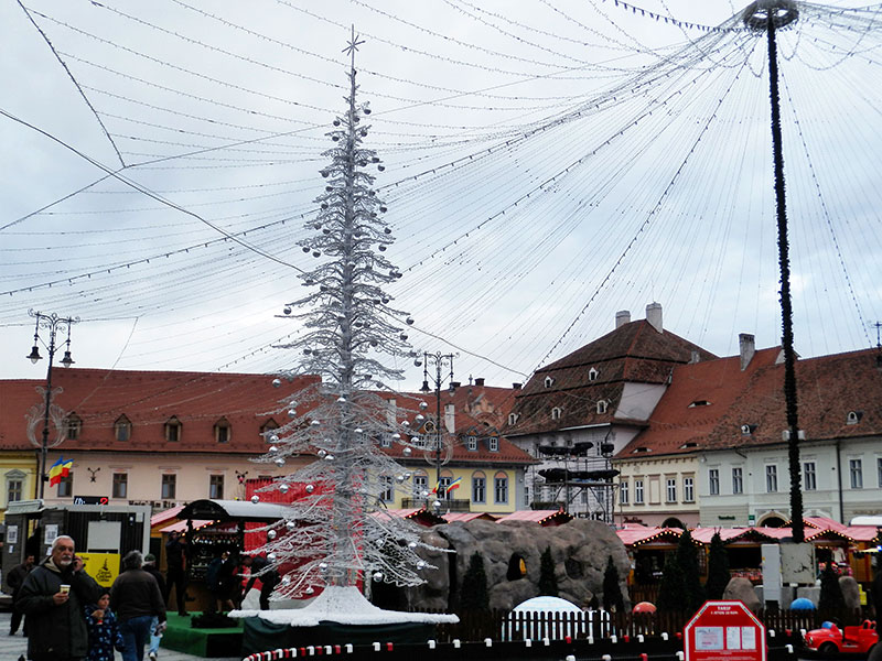 Marktbuden überragt vom silbernen Weihnachtsbaum