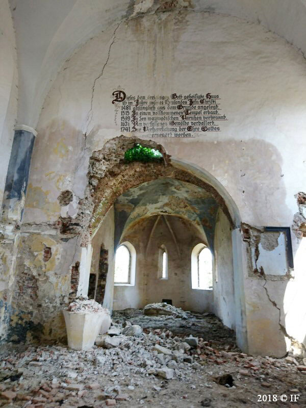 völlig zerstörter Altarraum der Kirche