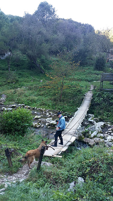 Holzbrücke über einen Fluss