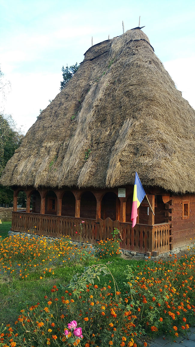 Motzenhaus mit vielen Blumen davor