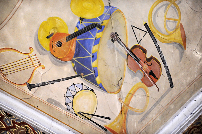 Deckenbild mit gemalten Musikinstrumenten wie Geige, Laute, verschiedene Trommeln etc