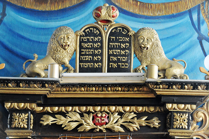 Zwei Tafeln mit goldener Schrift auf dem Toraschrein werden von zwei goldenen Löwen gehalten