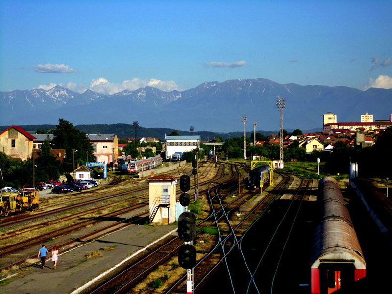 Bahnhof von Sibiu mit den Fagarascher Bergen