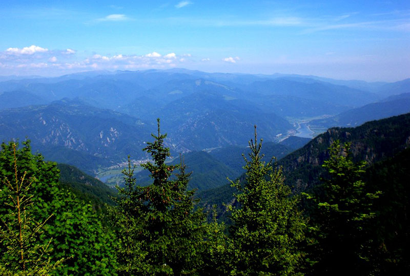 Panoramafoto in die andere Richtung mit Lotrugebirge im Hintergrund und das Oltflusstal im Vordergrund
